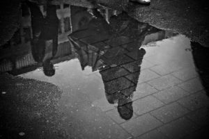 HUIDA BAJO LA LLUVIA 1:26"-